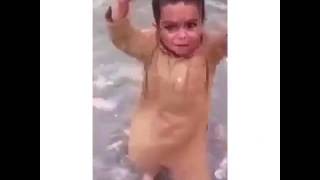 باكستاني صغير يرقص