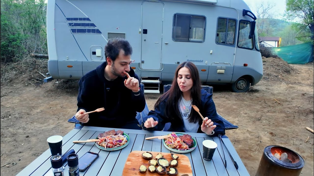 DERE KIYISINDA AĞAÇLARIN ARASINDA HYMER KARAVANLA KAMP MACERASI