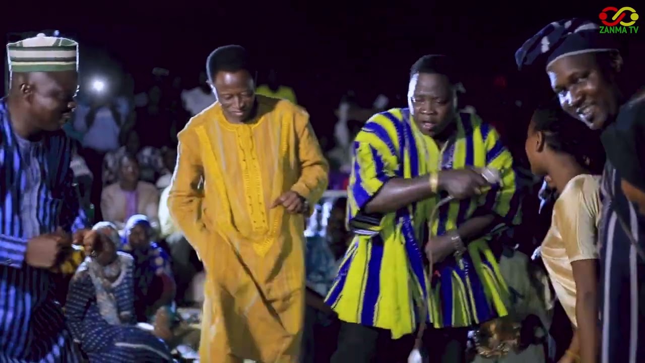 La prestation de Wallilahi dans un  funérailles à TALLE.