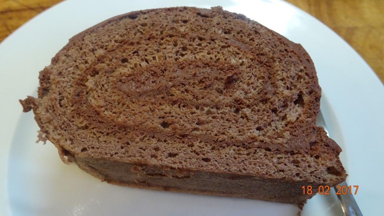 Schokoladen Biskuit Roulade mit einer Schoko Himbeere Creme ausführlich ... Schokoladen Biskuit Roulade mit einer Schoko Himbeere Creme ausführlich ...