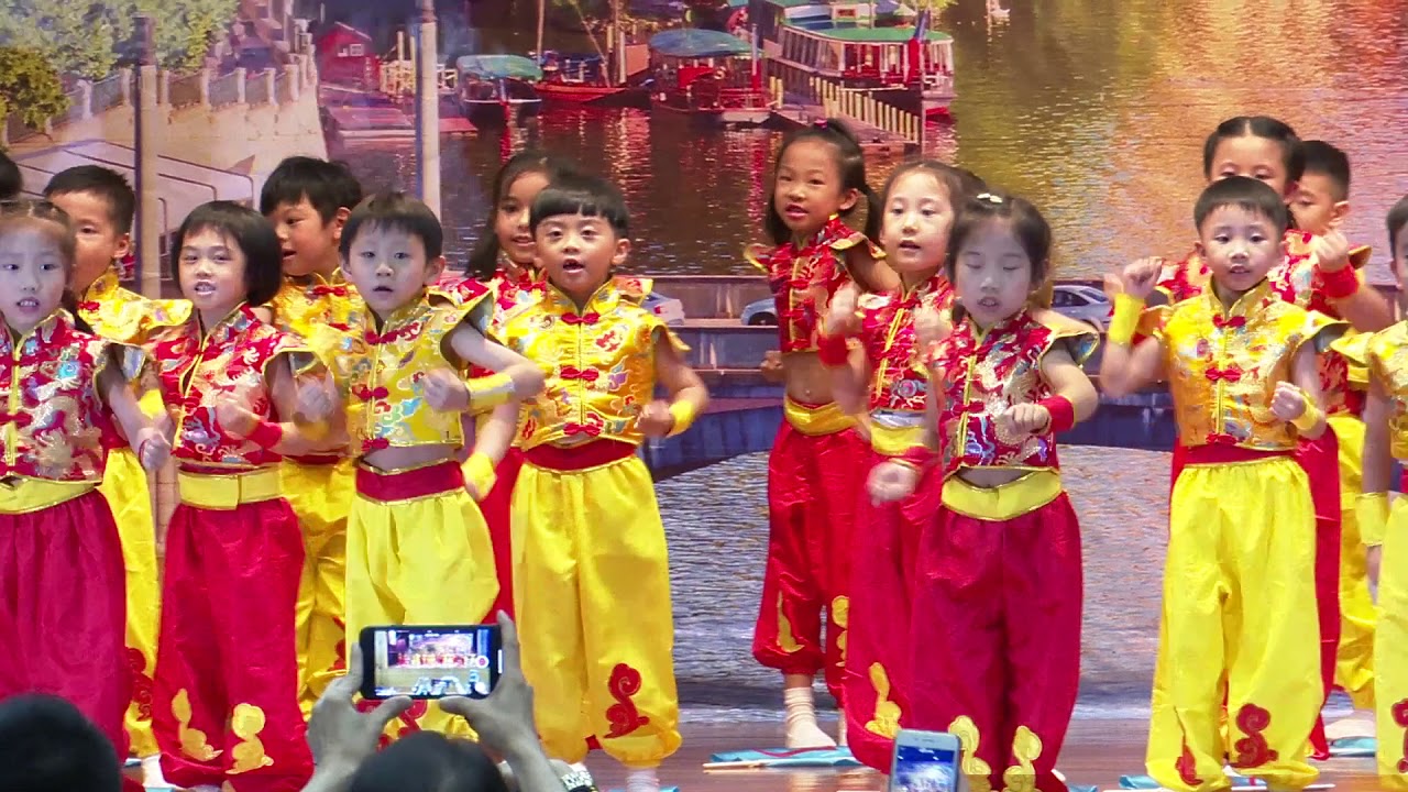 將軍澳英皇幼稚園 K3 學生 旗舞飄揚