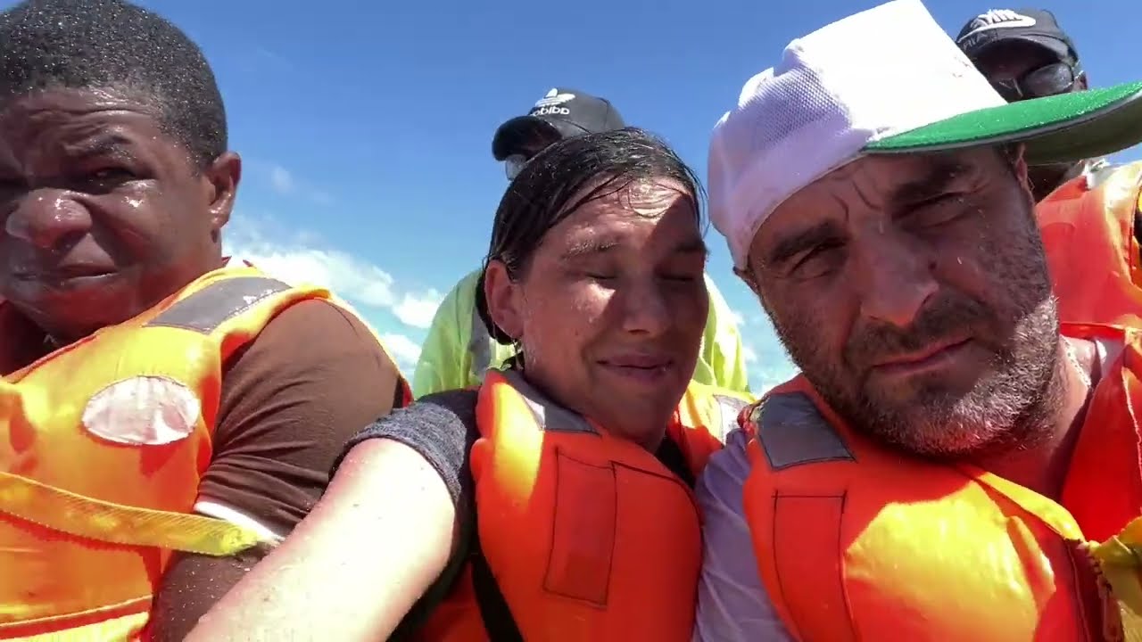 Comores Anjouan Transport en Kwassa Kwassa Exclusif / The Comoros Ndzuwani Kwassa Kwassa Local boat