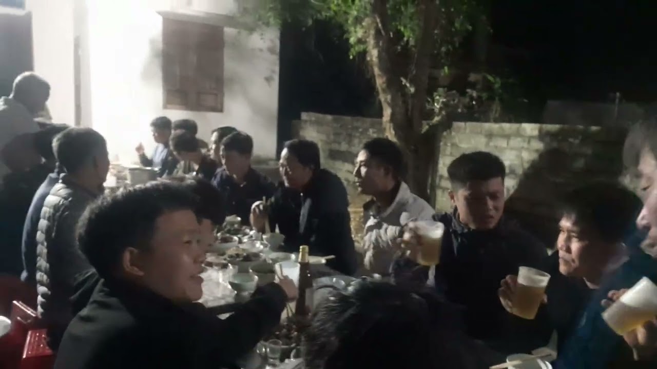 liên  hoan sau  chận bóng giữ  đội già với  trẻ