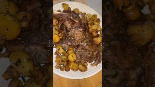 Épaule d'agneau au four, pommes de terre &champignons r #recettefacile #recettefacile #food