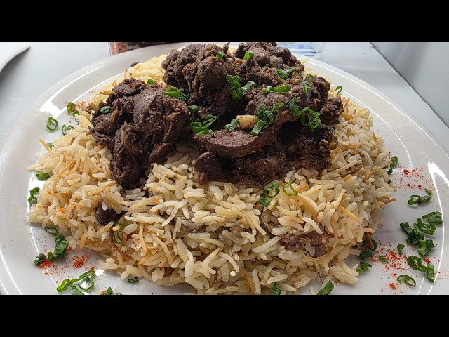 Mish qengji i pjekur në degëza hardhie, fërgesë me mish pule dhe meze me mëlçi pule/Recetat