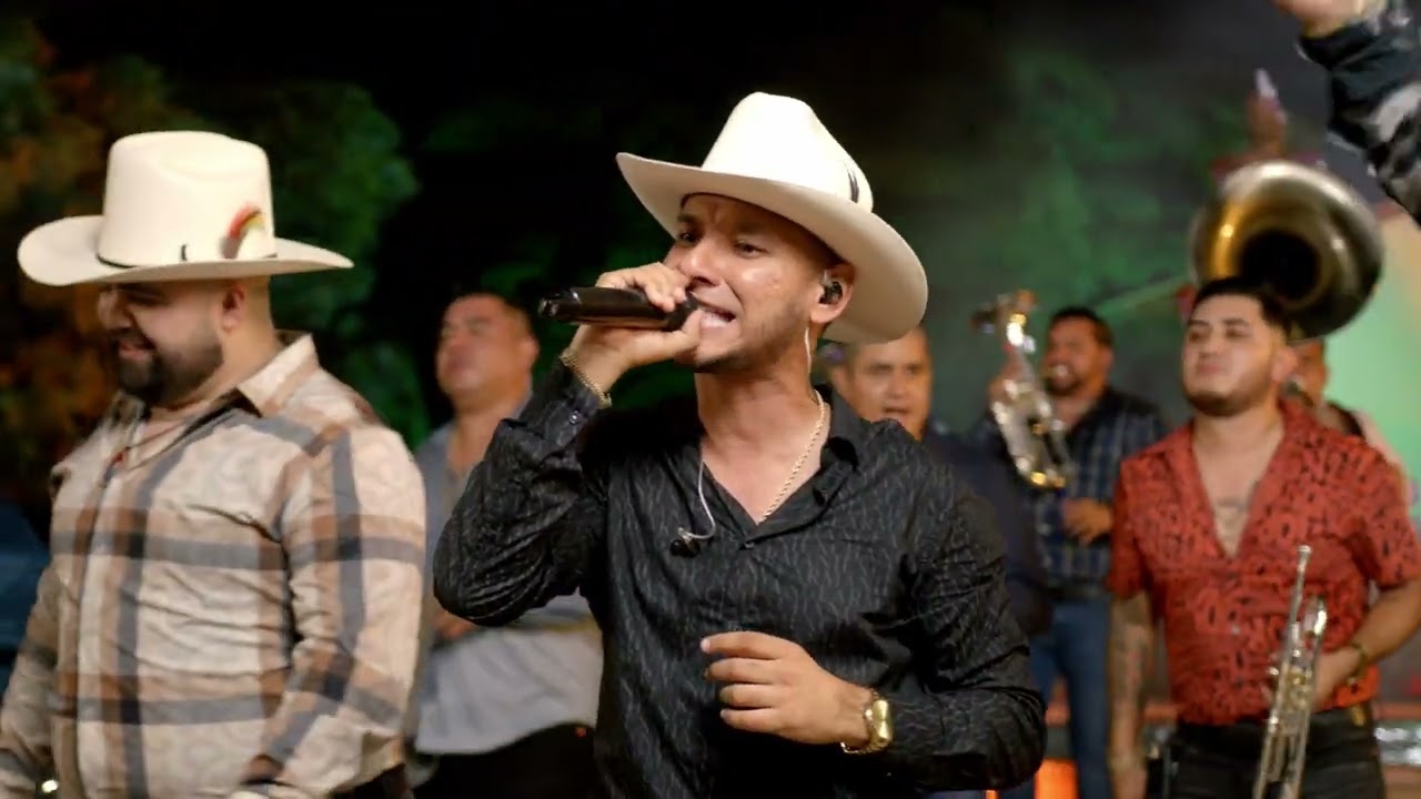 Banda Corona Del Rey - Por Una Mujer Casada (En Vivo)