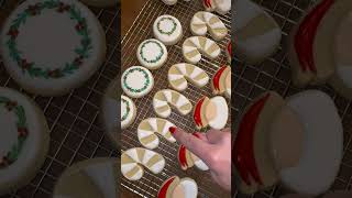 I loveeeeeee how they turned out what do y'all think #cookiedecorating #christmascookies