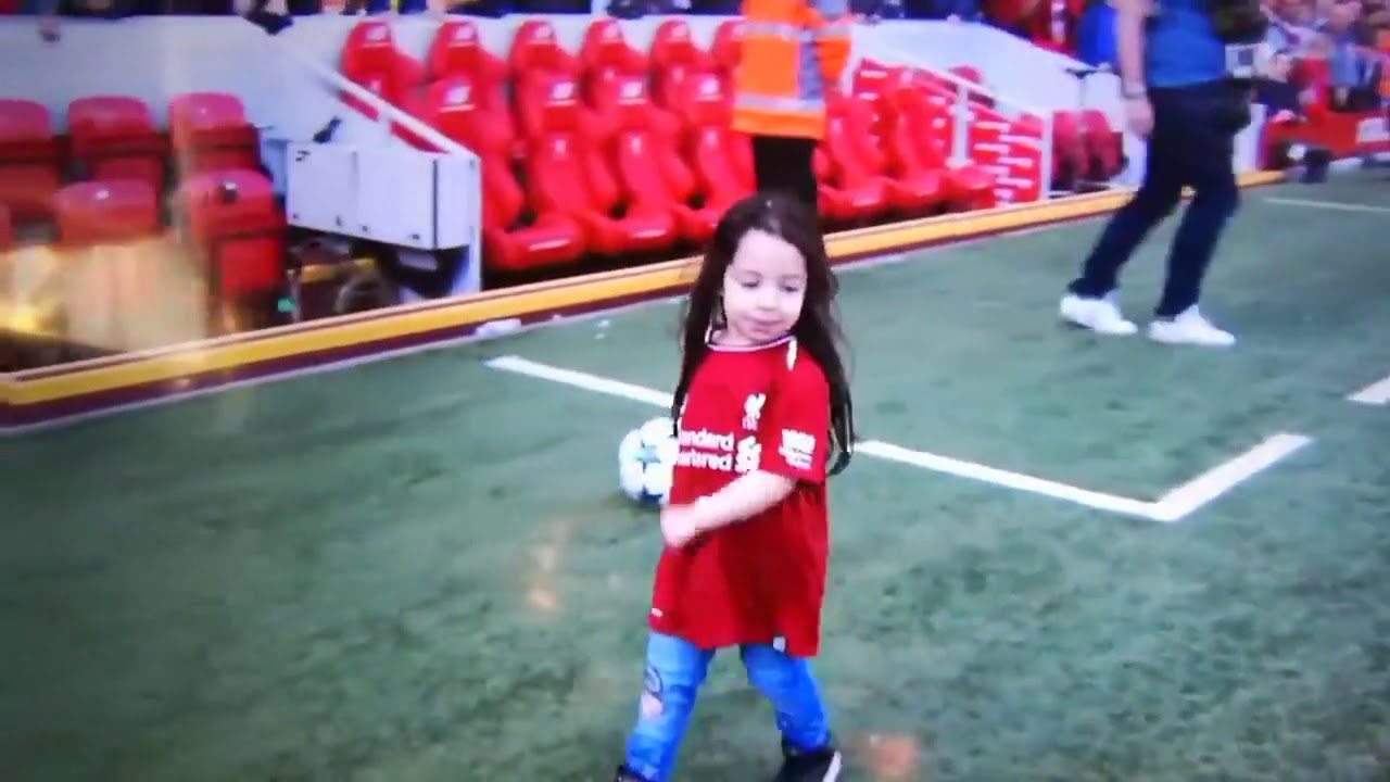 muhammad salah and his daughter in ground - YouTube