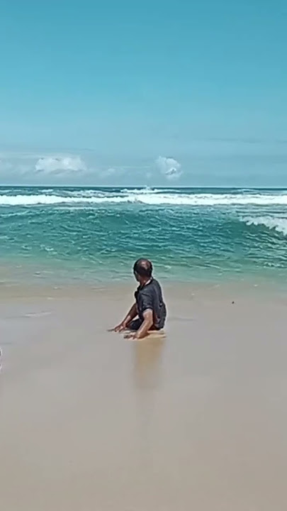 Tergulung Ombak Saat Bermain Di Pantai Selok Malang