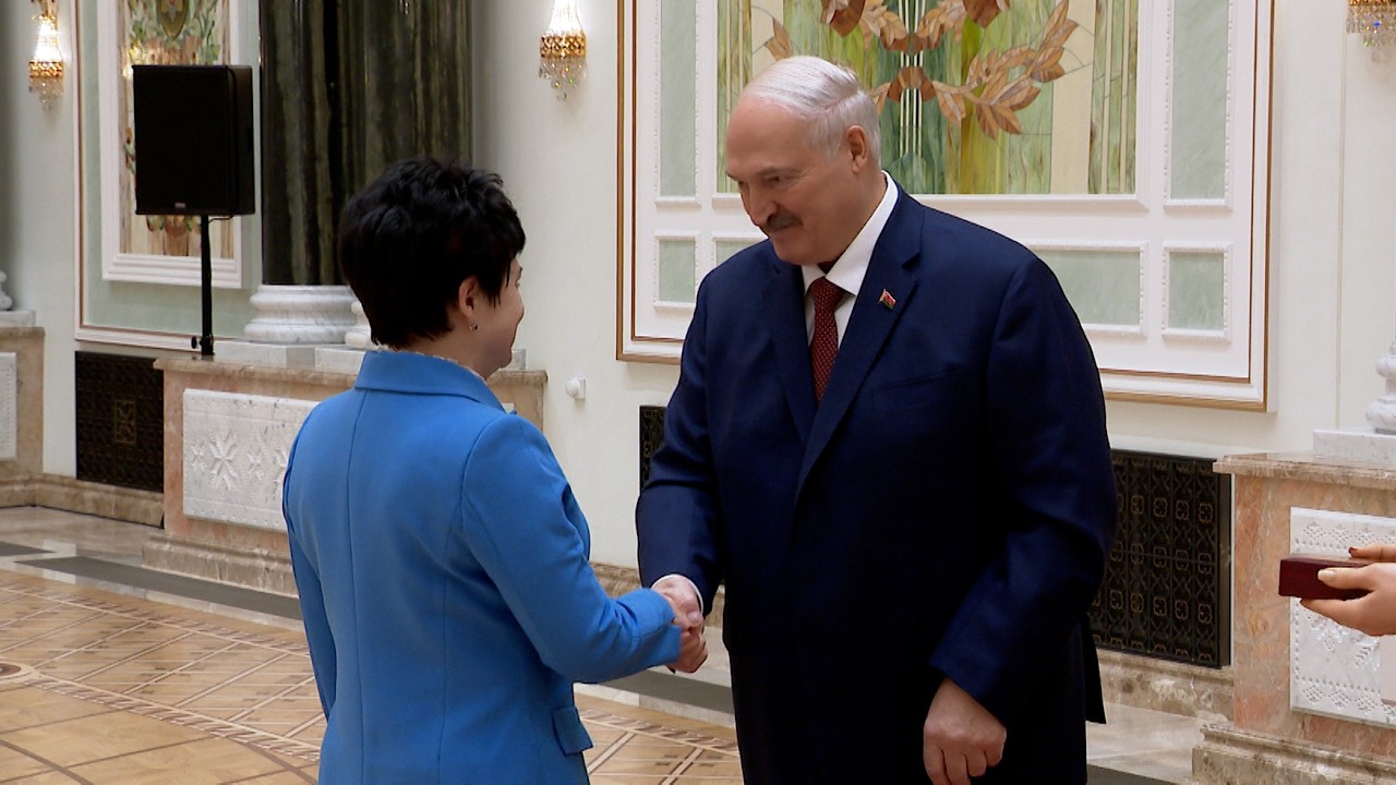 Лукашенко: Если хоть один мужик вас обидит, напишите мне!