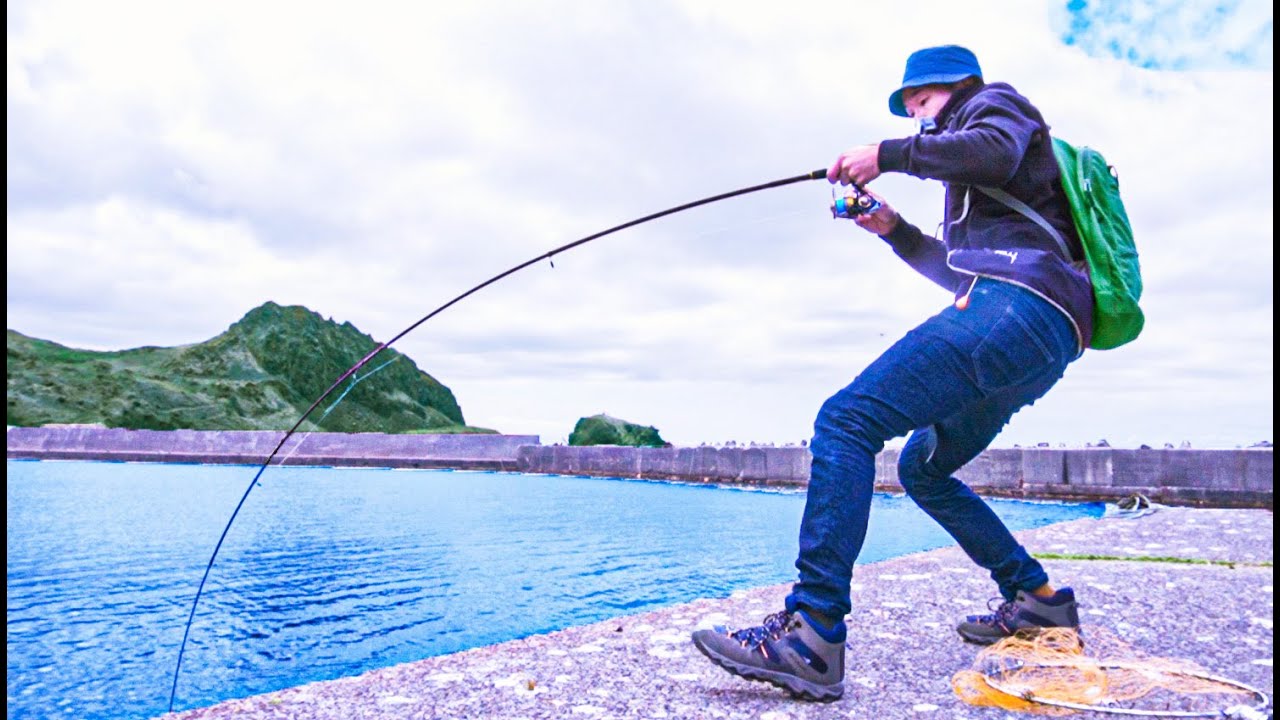 北海道の漁港で釣った”大チカ”を豪快に放り込むと...ズドンと一撃！大曲がり
