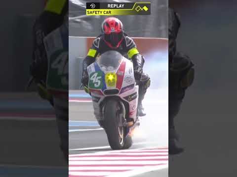 🔥 Énorme panache de fumée et moto en feu, l'impressionnante casse moteur de la Metiss #shorts