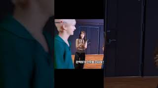 Eunchae staring at jungwon #enhypen #eunchae #lesserafim #jungwon