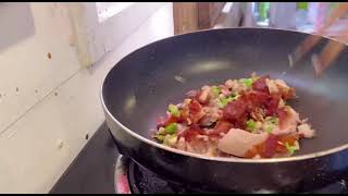 Stir-fried crispy chicken with garlic and chili recipe (Bangkhuwat style)