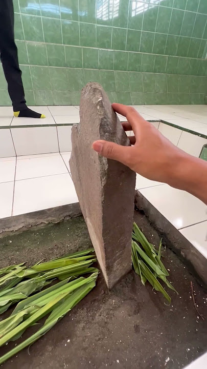 Makam di tengah desa