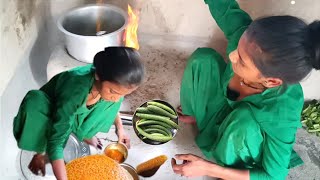 देखिए दोस्तों आज बनाई तोरई की सब्जी नए तरीके से बहुत स्वादिष्ट Laxmi Official Cooking