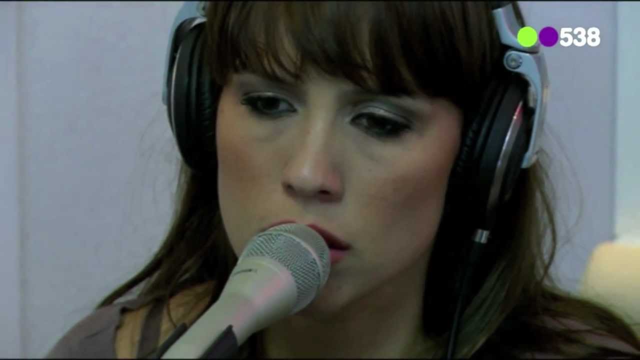 Floortje Smit sings 'Alone', acoustic Version.
