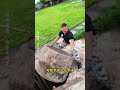 工人师傅毫不犹豫的，把混凝土圆环，投入到土井之中
