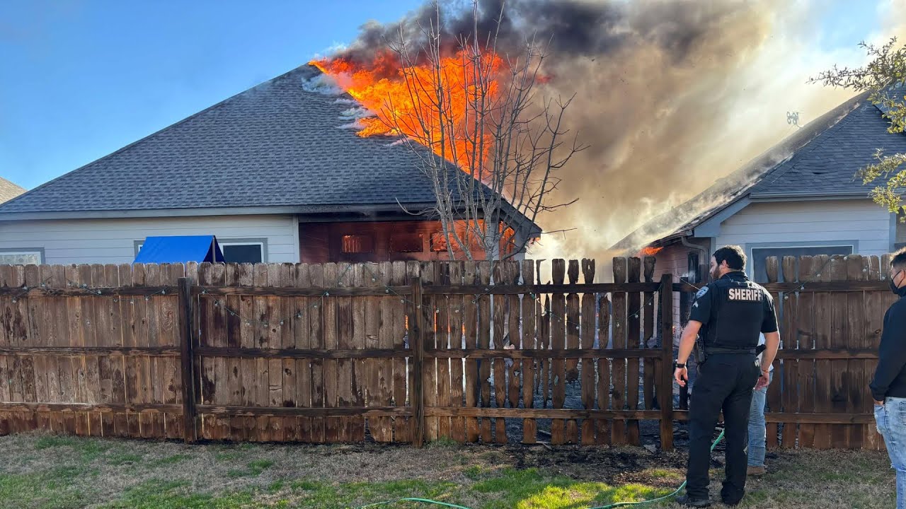 Wind-fueled fire destroys two homes in Belton, Texas - YouTube