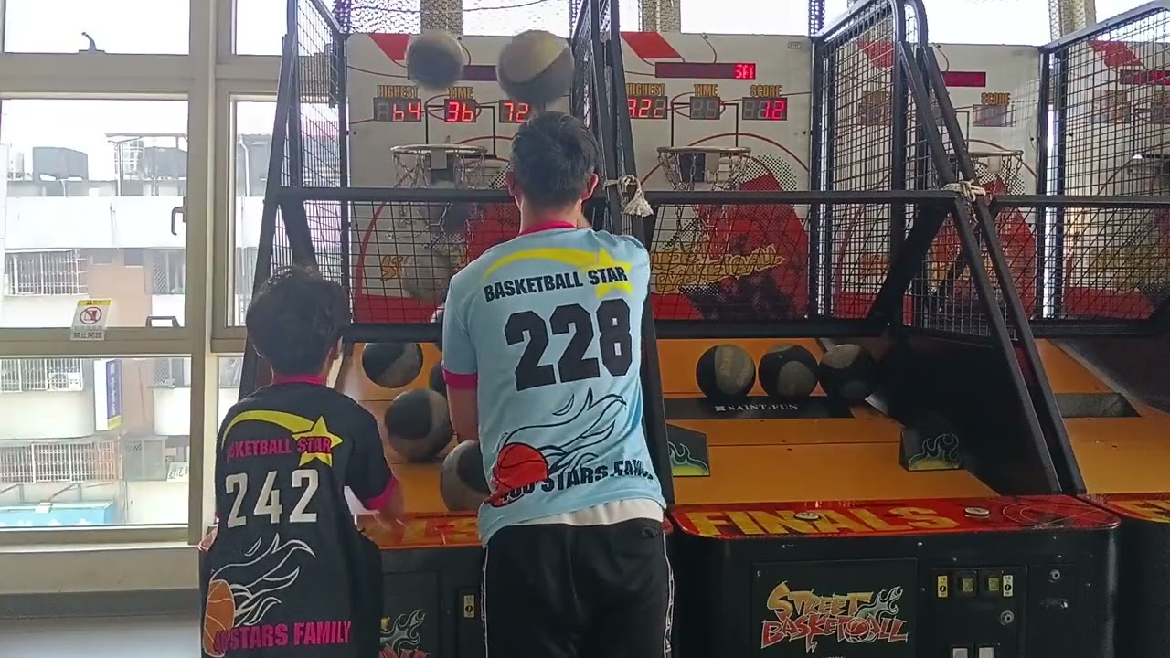 Yoyo投籃機跟@JQQ0519 雙打12顆球竟然打出吉利數字？#投籃機 #籃球 #arcade #籃球機 