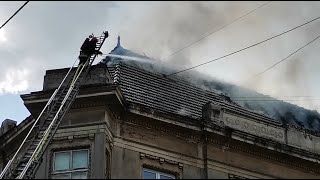 м.Львів, вул.Князя Романа, 32. Горить дах житлового будинку.