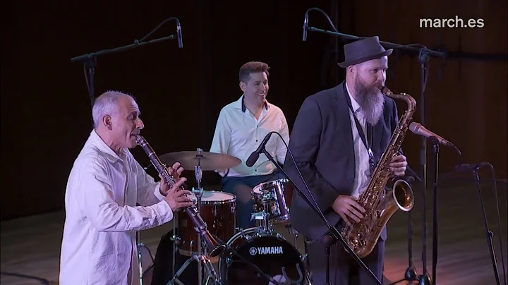 Struttin With Some Barbecue  (by Louis Armstrong) ...
