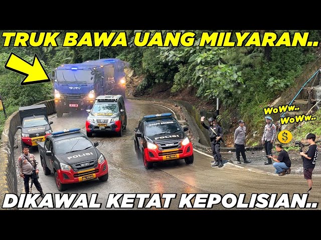 Gempar, Pengawalan Ketat Truk Bawa Uang Milyaran Melintas di Sitinjau Lauik Disaat Cuaca Memburuk class=