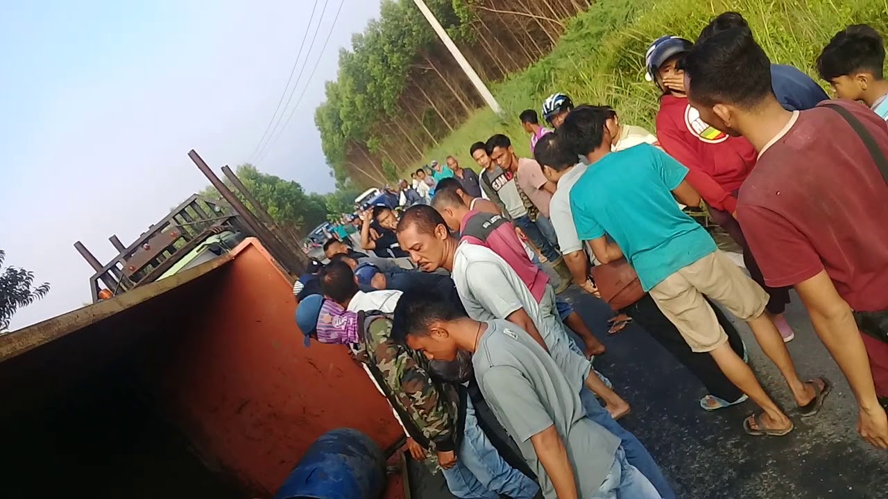 Terbalik nya mobil coldisel