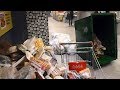 Обманутые покупатели БИЛЛЫ принесли и вывалили в магазине мусорный бак с просрочкой  !