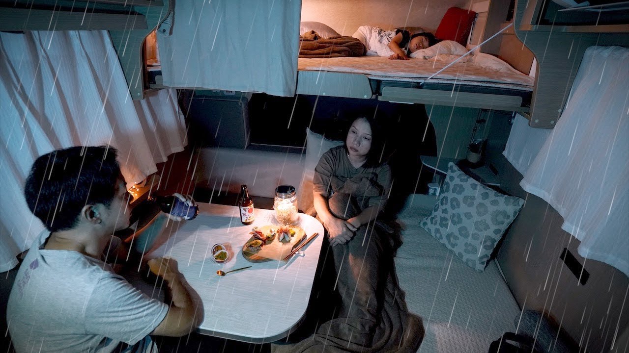 [Субтитры] Автомобильный кемпинг под дождем в крупнейшем торговом центре Японии | VanLife