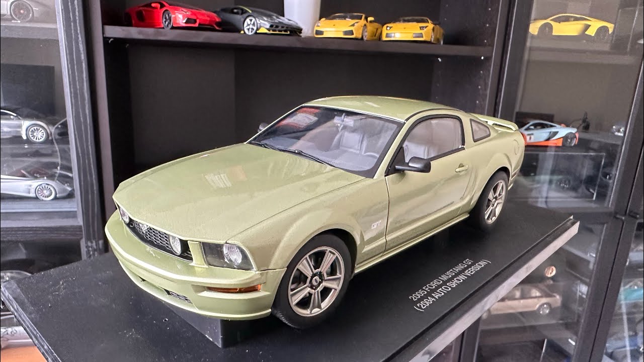 Ford Mustang GT AUTOart　1/18 s197 マスタング 1/18 AutoArt Ford Mustang GT 2005 AutoShow SilverGrey Stripe 73013