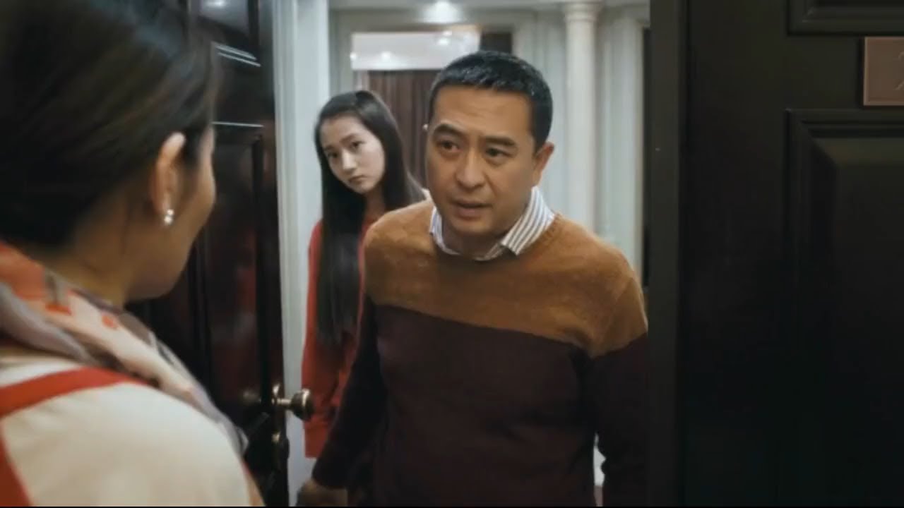 老婆和閨蜜狂歡，老公竟突襲回家，一開門老公嚇得臉色大變