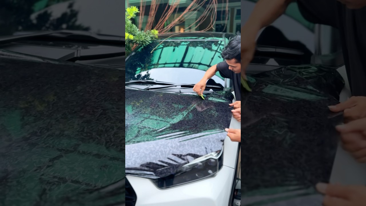 Proses pemasangan sticker karbon untuk kap mesin mobil 