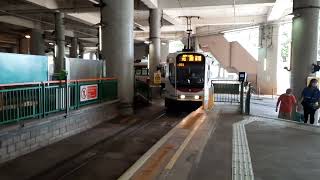 輕鐵610(第一期列車1034 +1056) 準備駛入 一 屯門碼頭總站 (四號月台)