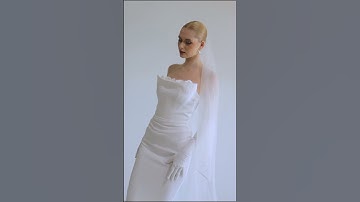 Phần cúp ngực là điểm nhấn đính kết hoa hồng 3D tỉ mỉ, đường chiết eo draping nhẹ nhàng #lethanhhoa