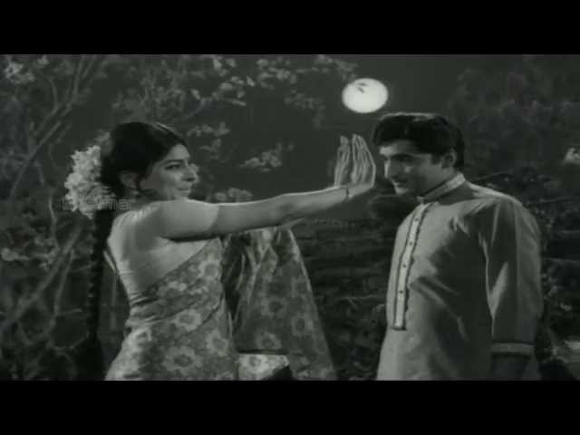 Kalam Marindi Movie (1972) | Mundharunna Chinnadani Andhamedo Video Song | Sobhan Babu, Sarada class=