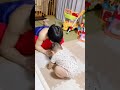 【年の差兄弟】19歳のお兄ちゃんの歌に合わせてリズムをとる1歳の弟。#shorts