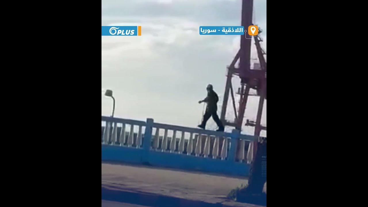 رجل يلعب رياضة الجري على سور -الكورنيش الغربي- في مدينة اللاذقية -
 - نشر قبل 9 ساعة