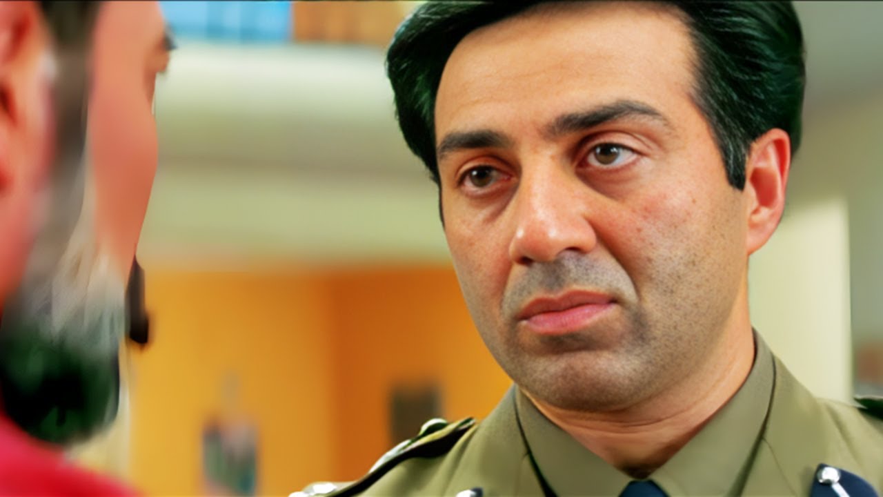 मैं  सिर्फ तिरंगे के सामने अपना सिर झुकाता हूँ, तुम जैसे दलालों के सामने नहीं - इंडियन जबरदस्त सीन