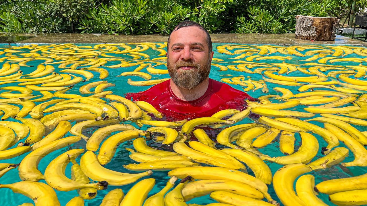 ⁣A Giant Milkshake Of Strawberries and Bananas! On a Hot Day, Quench Your Thirst and Hunger