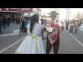 Eduardo y su compañera de baile de Chilenidad deleitan a los transeutes drl paseo Anibal Pinto de Co