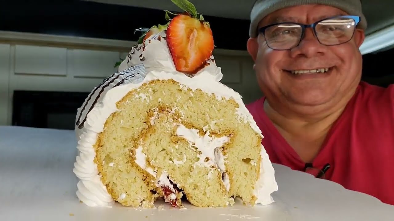 como hacer brazo gitano o niño envuelto relleno de fresas