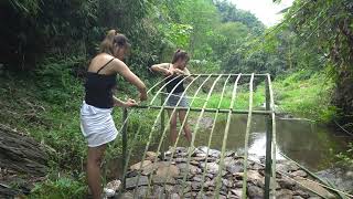 Two Sisters Build A Warm Shelter And Stove Craft Bushes In The Forest Free Bushcraft