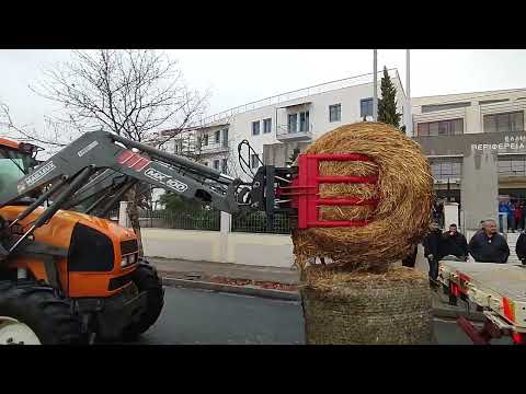 μπάλες άχυρα στην περιφέρεια από τους αγρότες