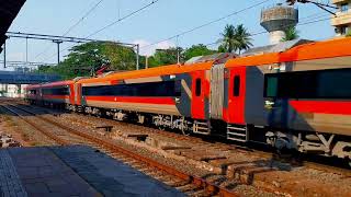 22961 Mumbai Ahmedabad saffron Vandebharat Express #trainspotting #trainsofindia #travel