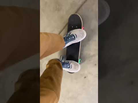 वीडियो: घन को चमकाने में स्केटबोर्ड ने कौन स्टंट किया?