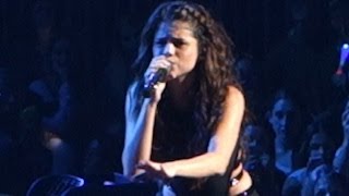 Selena gomez message to justin bieber while singing "love will
remember" - "i am hot"