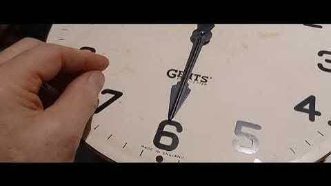 Impulsklok opgeslagen om de tijd opnieuw te kunnen aangeven. #klok #elektrisch #impuls #heren #re...