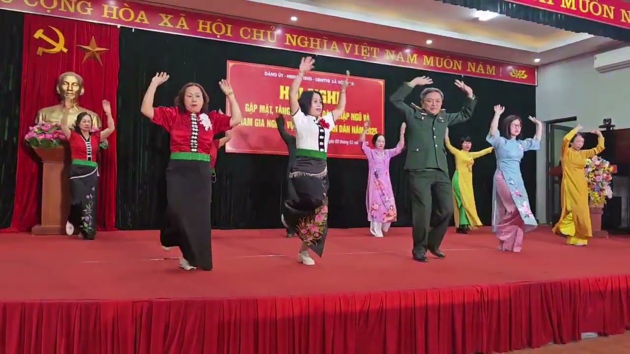 Múa hát chào mừng ngày gặp mặt đầu xuân 2025