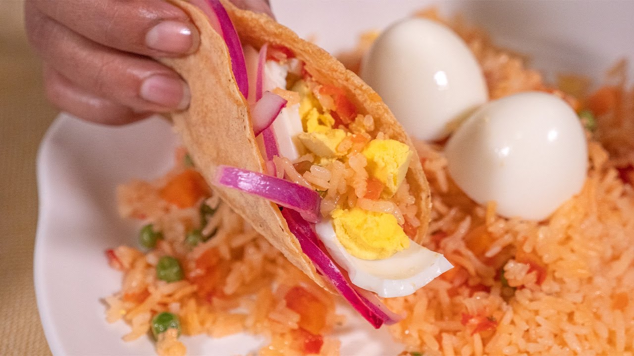 Así Comemos en Casa: Arroz Rojo, Huevo y Cebollitas Curtidas